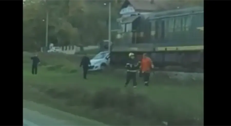 VOZ UDARIO U PUTNIČKI AUTOMOBIL: Ima povrijeđenih