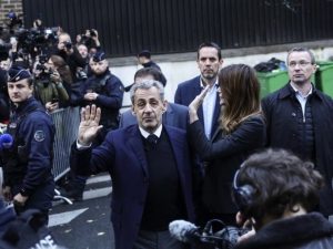 САРКОЗИ СТИГАО У ЗАТВОР У ПАРИЗУ: Од данас му креће служење петогодишње казне