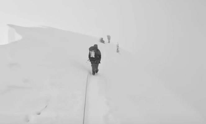 HILJADU LJUDI ZAROBLJENO NA MONT-EVERESTU: Spasilačle ekipe probijaju teren