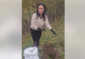 U ELEGANTNOJ SUKNJI I CIPELAMA: Snežana Ružičić pokazala kako sadi šljive (FOTO/VIDEO)