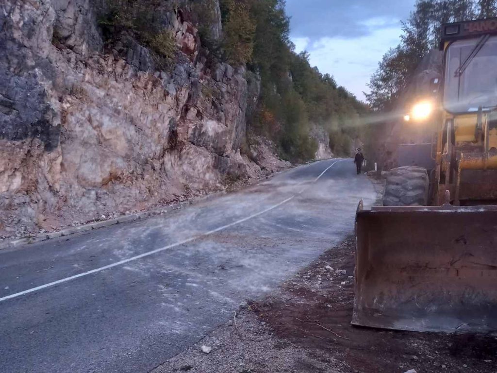 „PUTEVI SRPSKE“: Otklonjen odron na putu kod Kneževa