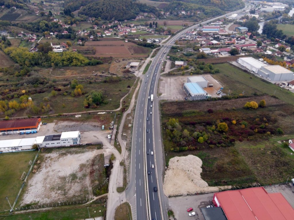 STANJE NA PUTEVIMA: Na pojedinim dionicama otežan saobraćaj, budite na oprezu