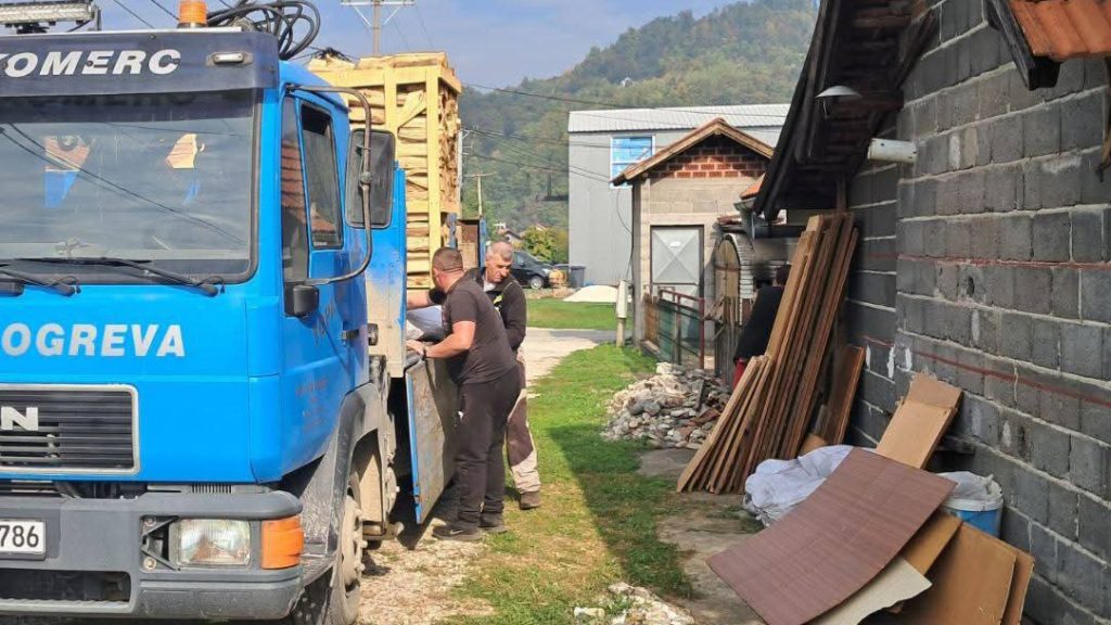 DVA SINA POGINULA U RATU, A DVA UMRLA: Uručen ogrev majci poginulih boraca iz Doboja (FOTO)