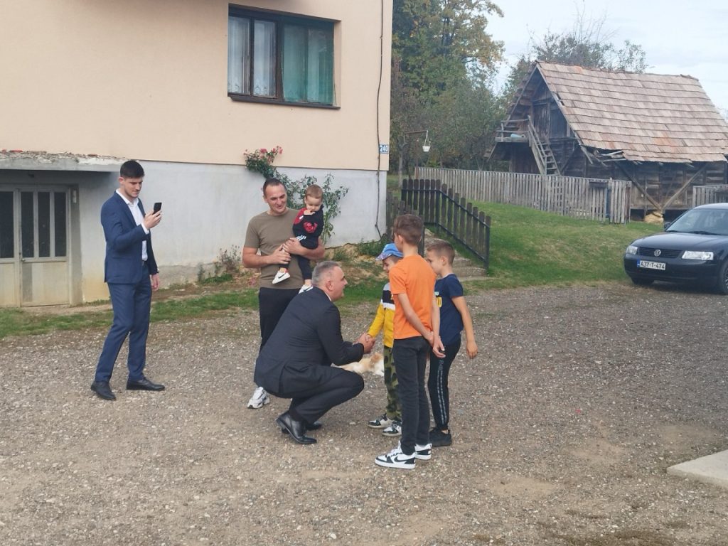 MINIĆ POSJETIO VIŠEČLANU PORODICU IZ DERVENTE: Darovao najmlađeg člana Prodića (FOTO)