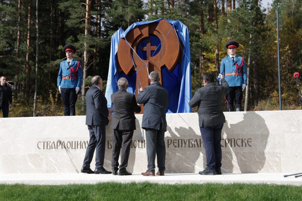 NJIHOVA ŽRTVA NIJE ZABORAVLJENA: U Palama otkriven spomenik posvećen stvaraocima i braniocima Srpske (FOTO)