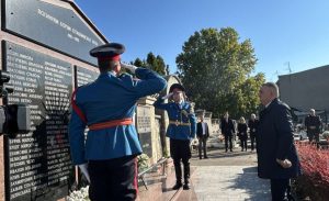 МИНИЋ ПОЛОЖИО ВИЈЕНАЦ НА СПОМЕНИК 12 БЕБА У БАЊАЛУЦИ: Слиједи састанак са Станивуковићем