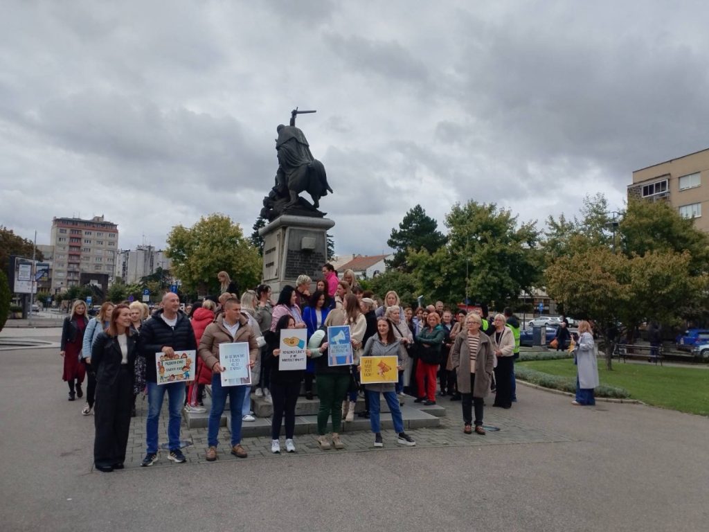 BIJESNI ZBOG KAŠNJENJA PLATA: Protest radnika vrtića iz Bijeljine (FOTO)