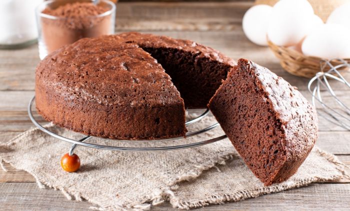 ČOKOLADNA TORTA OD 2 SASTOJKA: Pravi se bez brašna i jaja