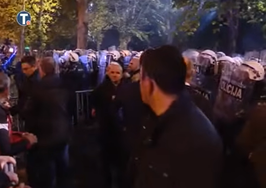 ULIČNI RAT U PODGORICI: Demolirani lokali, zapaljeno vozilo (VIDEO)