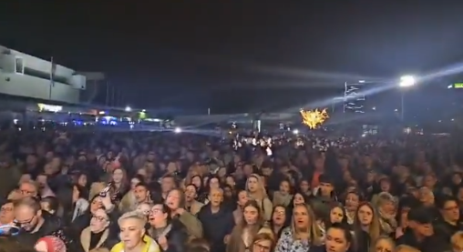СВИ У ГЛАС ЗАПЈЕВАЛИ ПЈЕСМУ „ПРВИ ПОЉУБАЦ“: Бројни грађани се вечерас опростили од Халида Бешлића (ВИДЕО)