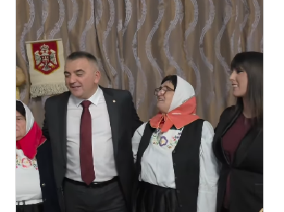 „MOMCI IZ TOPOLE LIJEPE CURE TRAŽE“: Minić zapjevao stihove stare narodne pjesme (VIDEO)