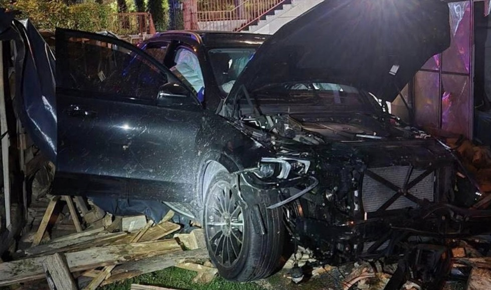 POVRIJEĐENJE DVIJE OSOBE: Autombil se prevrnuo u Banjaluci (FOTO)