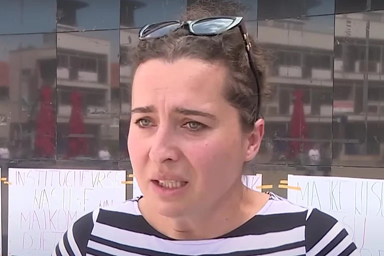 „SVI SMO ODGOVORNI AKO SE TRAGEDIJA DESI“: Amela 23. dan štrajkuje na bihaćkom trgu zbog borbe za dijete