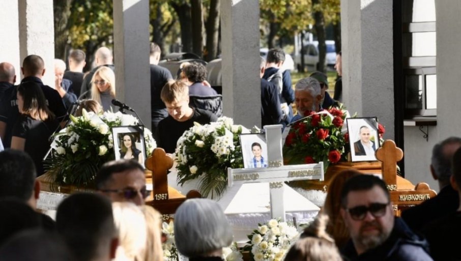 ЈАУЦИ И ПЛАЧ ПАРАЛИ НЕБО: Трочлана породица из Београда испраћена на вјечни починак (ФОТО)
