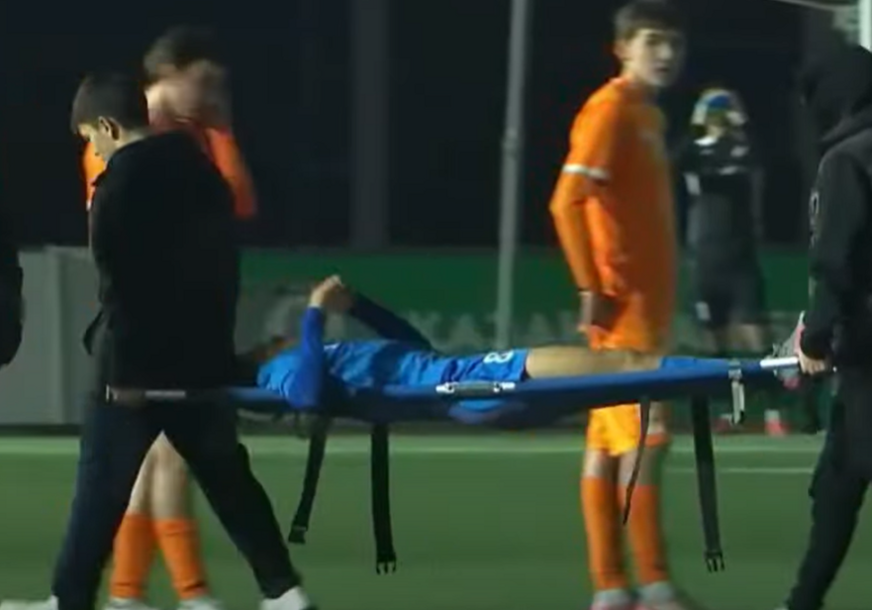 UMRO MLADI FUDBALER NA TERENU: Jezivi snimak obišao svijet (VIDEO)