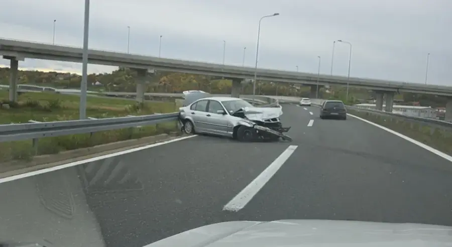 VOZAČ IZGUBIO KONTROLU NAD VOLANOM I UDARIO U OGRADU: Saobraćajka na autoputu Doboj-Banjaluka
