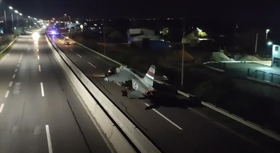 NESVAKIDAŠNJI PRIZOR: Borbeni avion drumom stigao iz Laktaša u Banjaluku