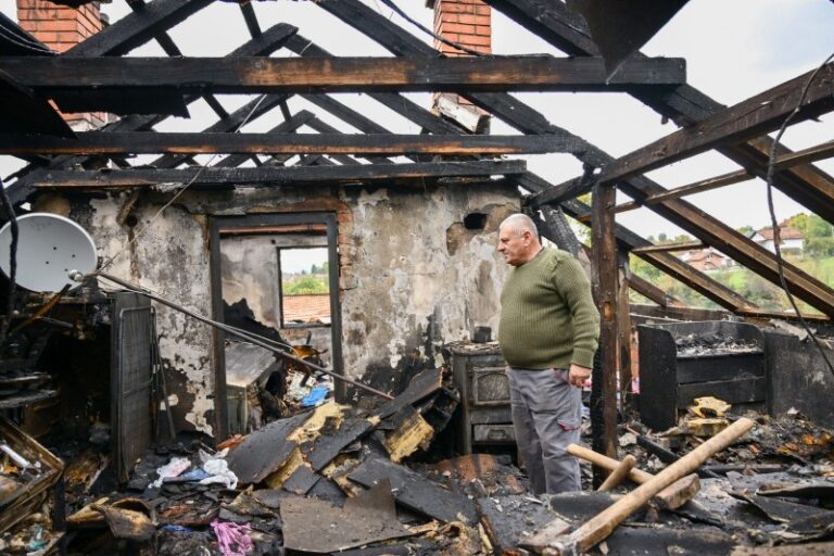 ГРАД БАЊАЛУКА ПОМАЖЕ ПОРОДИЦИ СПАСОЈЕВИЋ: Станивуковић обећао новац за обнову куће која је страдала у пожару (ФОТО)