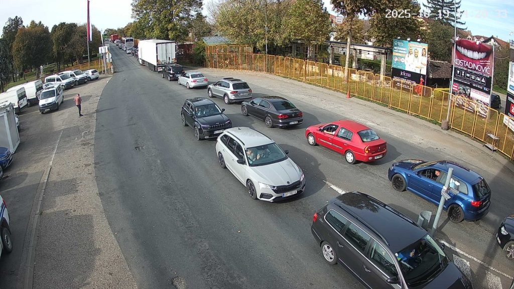 KOLONE NA GRANICAMA U BiH: Gužve u oba pravca