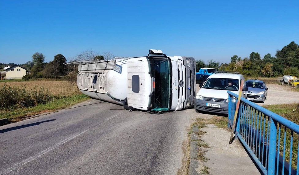 KAMION SE PREVRNUO NA PUTU: Saobraćaj obustavljen na dionici Srpbac-Razboj