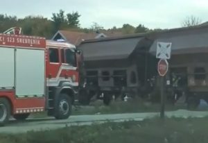 UDES U SREBRENIKU: Voz udario u automobil