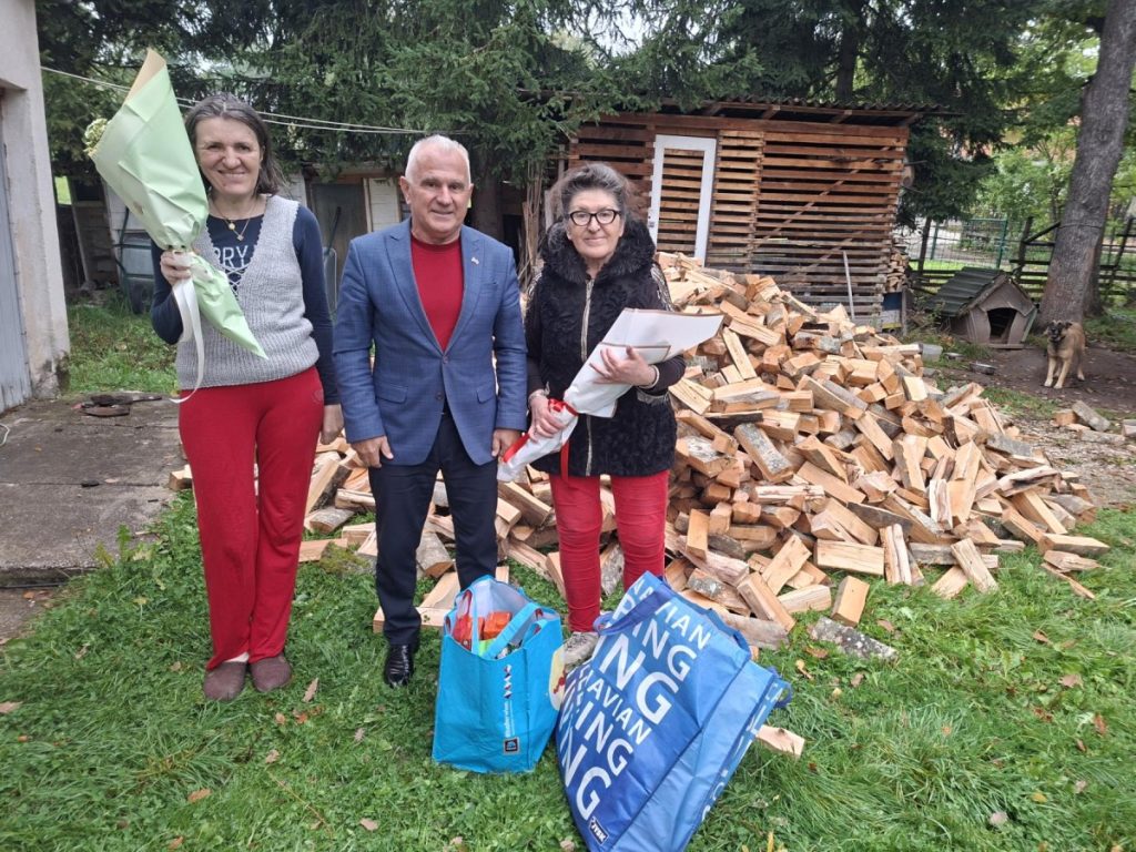 POMOĆ PORODICI JUNAKA SA KOŠARA: Arlov uručio donaciju majci i sestri poginulog borca