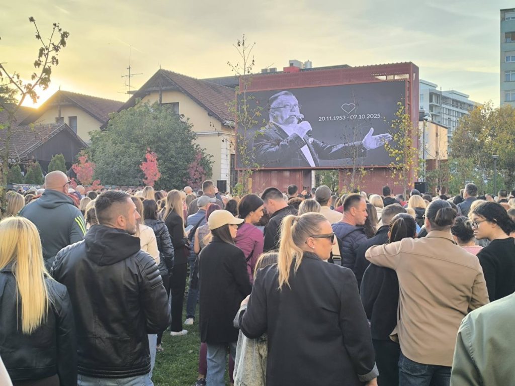 ПАМТИЋЕМО ТЕ ЦИЈЕЛОГ ЖИВОТА: Бањалука пјевала у глас пјесме Халида Бешлића (ВИДЕО/ФОТО)