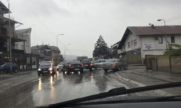 KIŠA NAPRAVILA HAOS U BANJALUCI: Sudar nekoliko automobila na Laušu