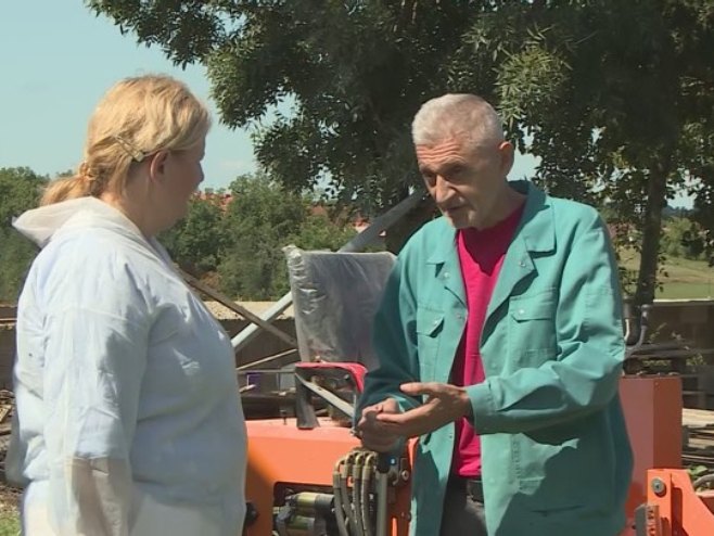 NIKAD SE NIJE PREDAO: Slijepi farmer iz Semberije već decenijama uzgaja svinje