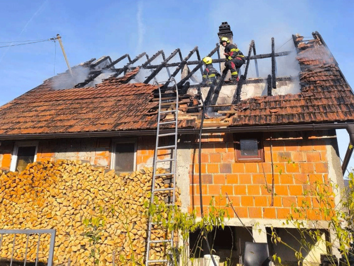 БУКТИЊА У БАЊАЛУЧКОМ НАСЕЉУ: Изгоројела кућа у Колима (ФОТО)