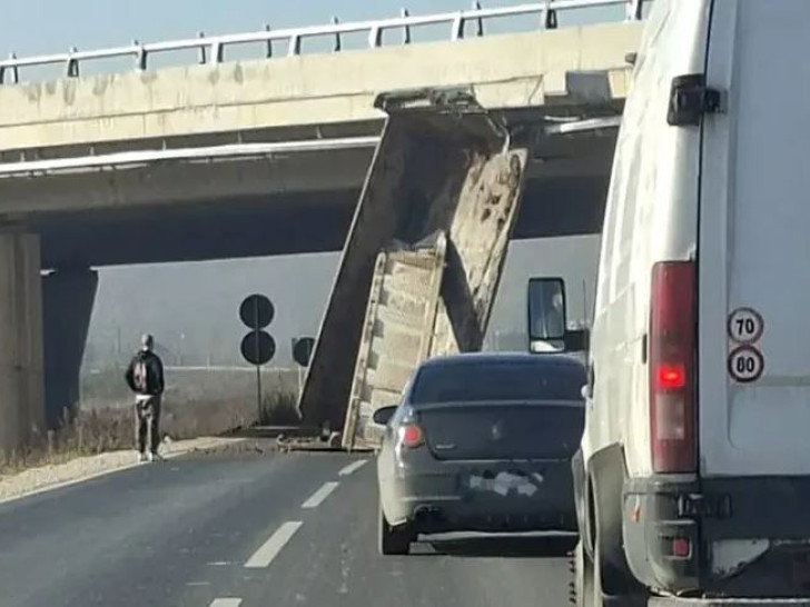 УДЕС НА АУТОПУТУ „9 ЈАНУАР“: Кипом камиона ударио у надвожњак (ВИДЕО)