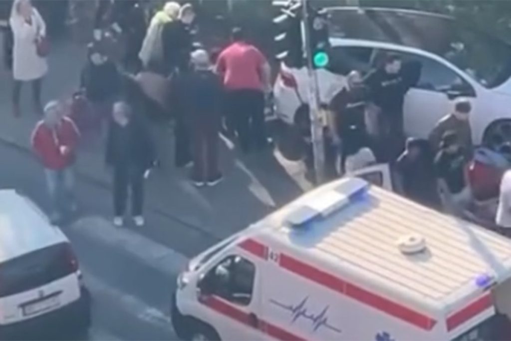AUTOM SE ZALETIO U GRUPU LJUDI: Jeziva saobraćajka u Beogradu (VIDEO)