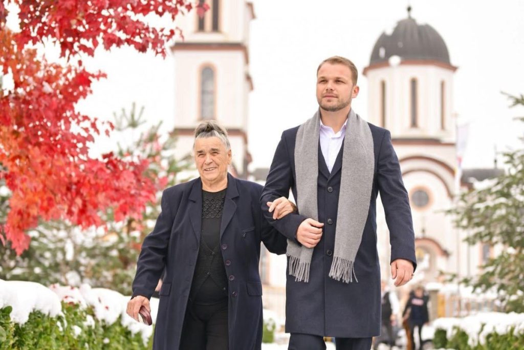 СТАНИВУКОВИЋ ОБАВИО ГРАЂАНСКУ ДУЖНОСТ: На бирачко мјесто стигао са својом баком (ФОТО)