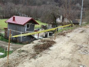 ЦИВИЛНА ЗАШТИТА НА ТЕРЕНУ: Поплаве и клизиште угрозили домаћинства у Језеру