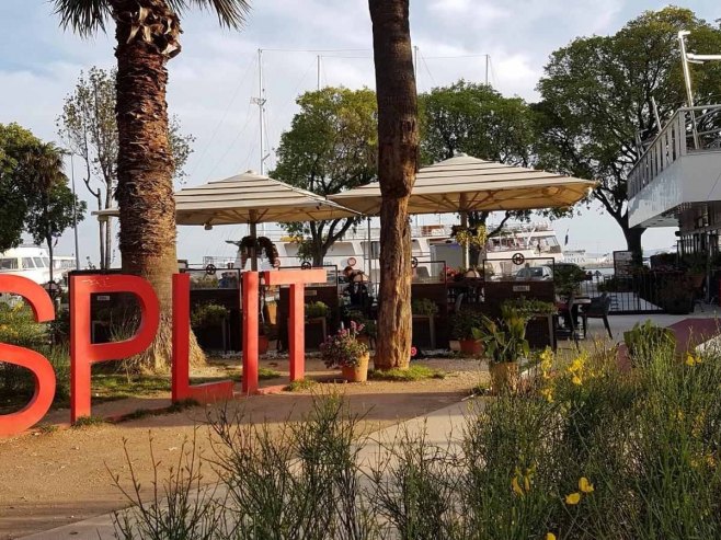 VANDALIZAM U HRVATSKOJ SE NASTAVLJA: Ustaški simboli ponovo na partizanskom spomeniku u Splitu (FOTO)