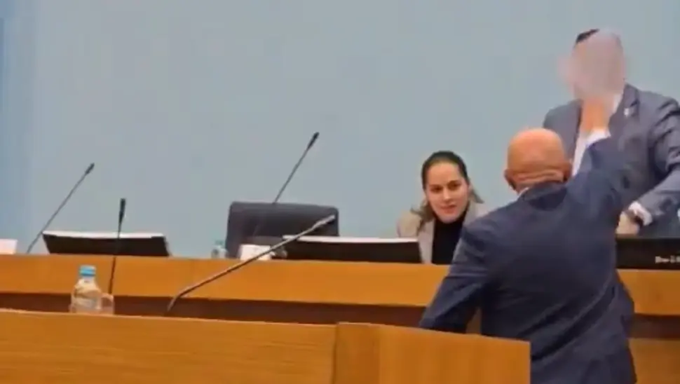 INCIDENT NA SJEDNICI NARODNE SKUPŠTINE: Dončić gađao Stevandića papirima, pa izbačen iz skupštinske sale (VIDEO)