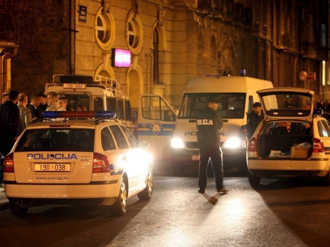 У ЦЕНТРУ ЗАГРЕБА СКАНДИРАЛИ „ЗА ДОМ СПРЕМНИ“: На Дане српске културе стигли маскирани мушкарци (ФОТО/ВИДЕО)