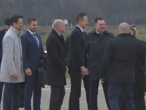 ОПСТРУКЦИЈЕ ХЕЛЕЗА НИСУ УСПЈЕЛЕ: Сијарто слетио на аеродром у Маховљанима (ВИДЕО)