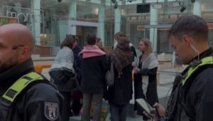 ШОКАНТЕ СЦЕНЕ У ЦЕНТРУ БЕРЛИНА: Про-палестински активисти упали у просторије њемачког јавног сервиса