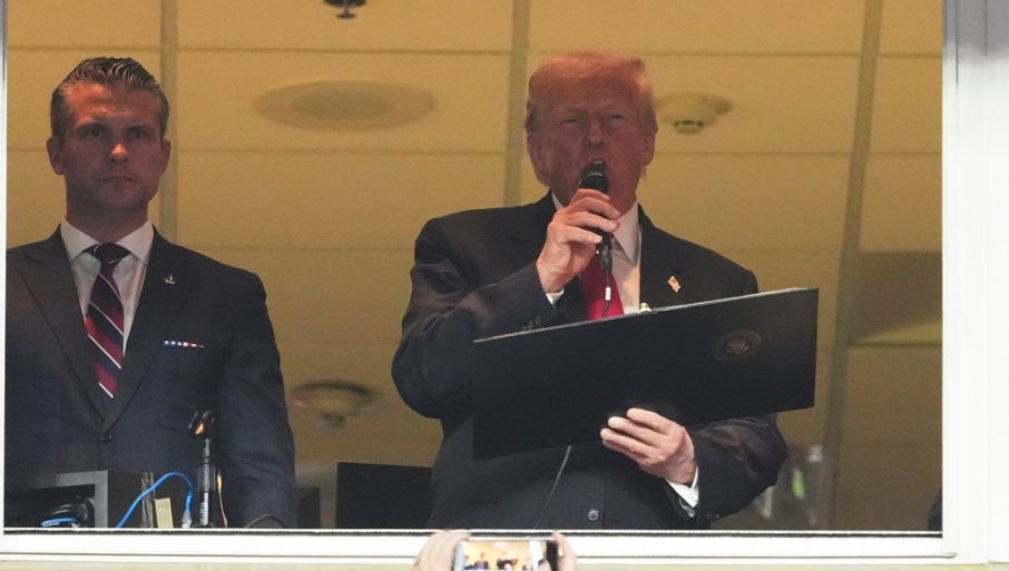 NEVJEROVATAN TRENUTAK U AMERICI: Trampov avion preletio tik iznad stadiona, potom se on pridružio TV komentatorima (VIDEO)