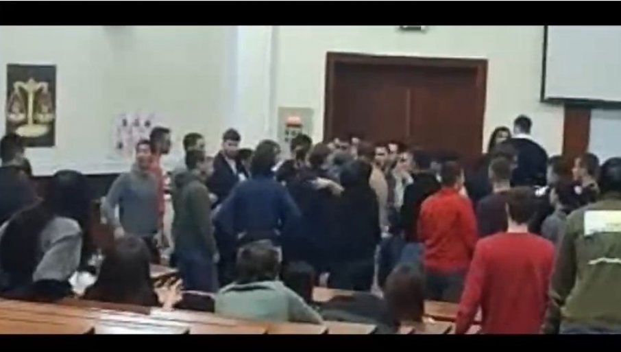 РАТ МЕЂУ БЛОКАДЕРИМА: Туча и општи метеж синоћ на Правном факултету (ВИДЕО)