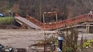 ВОДА ОДНИЈЕЛА МОСТ У ФОЈНИЦИ: Ниво ријеке коначно опада