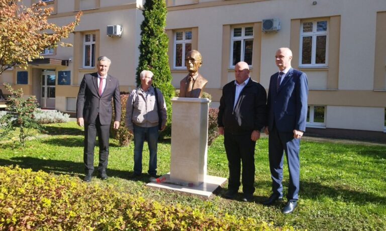 БАЊАЛУКА ДОБИЛА НОВУ БИСТУ: Први ректор Универзитета у Бањалуци добио заслужено обиљежје