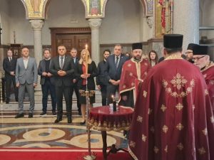 ЗВАНИЧНИЦИ СРПСКЕ У ХРАМУ ХРИСТА СПАСИТЕЉА: Годишњи помен жртвама из Новог Сада које су страдале у паду надстрешнице (ФОТО)