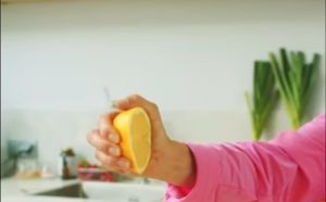 ПРЕСОЛИЛИ СТЕ ЈЕЛО? Испробајте једноставан трик са лимуном и спасите ситуацију