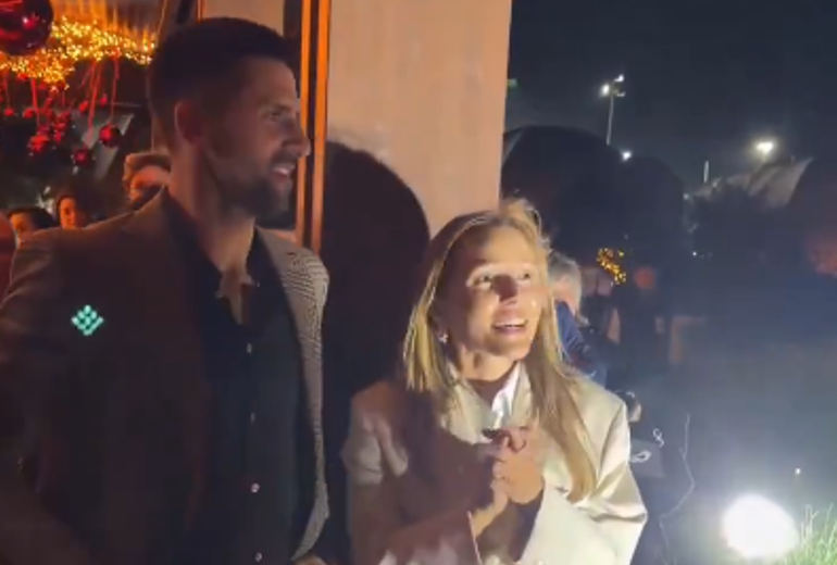 СНИМАК ОТКРИО ДРУГУ СТРАНУ ЛИЧНОСТИ: Јелена Ђоковић запјевала српски народњак у Грчкој (ВИДЕО)