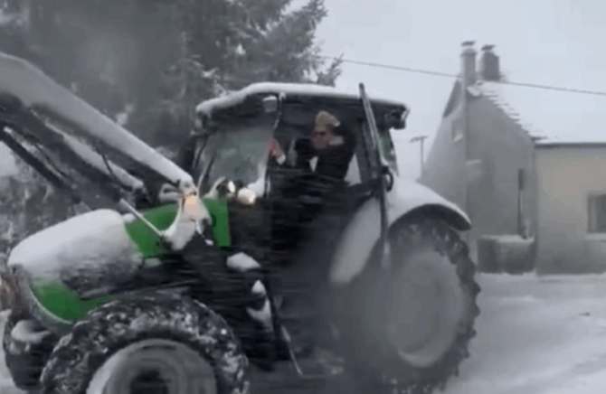 SNIJEG NIJE POKOLEBAO MLADENCE: Kum i mladoženja traktorom očistili put do mlade (VIDEO)