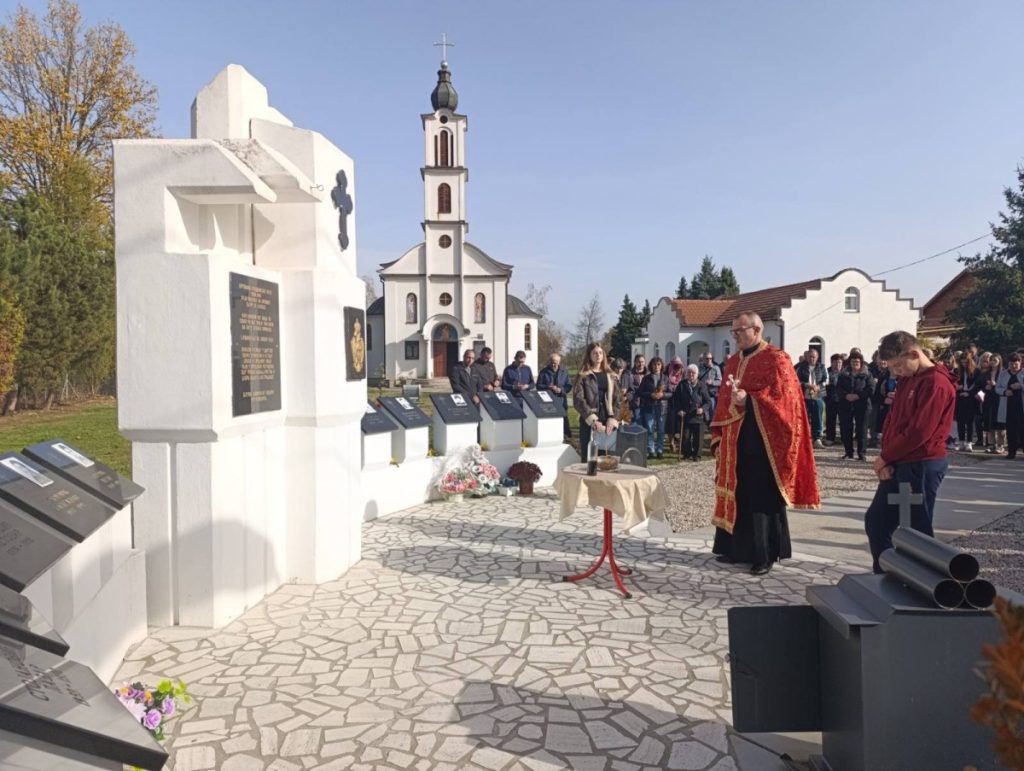ZALOŽILI SVOJE ŽIVOTE ZA SLOBODU SRPSKE: Služen pomen poginulim borcima u Donjoj Slatini kod Šamca (FOTO)