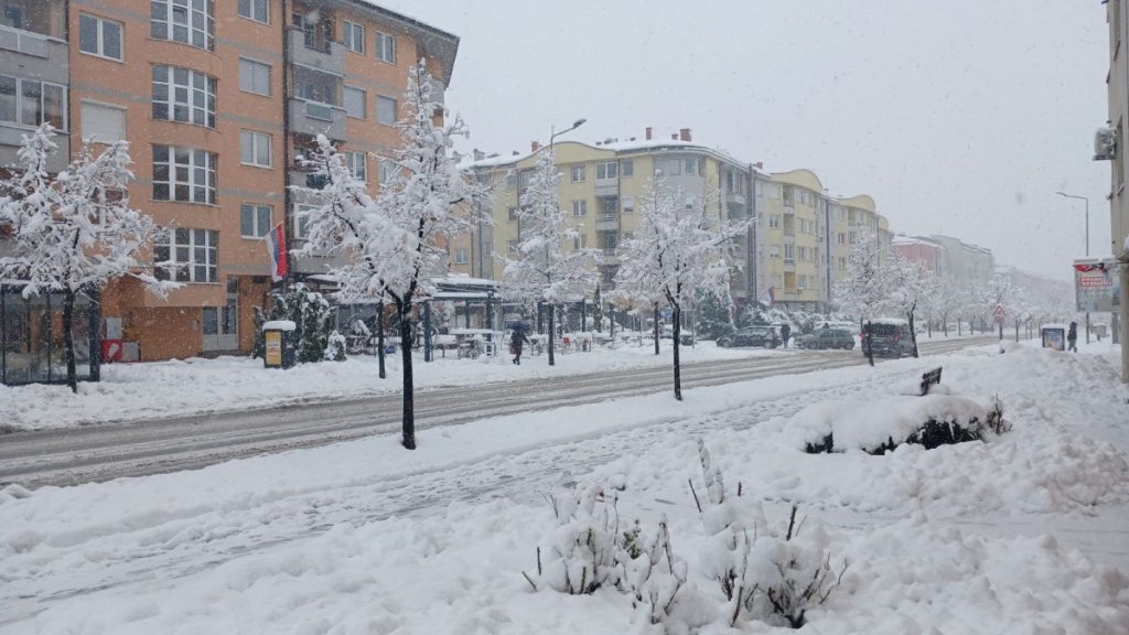 OSVANULO SNIJEŽNO JUTRO: Temperature drastično pale, i do kraja dana biće padavina