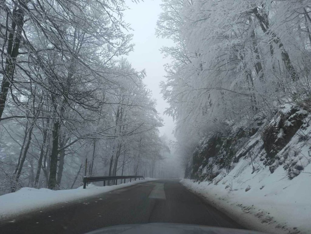 OPREZ VOZAČIMA: Poledica u višim planinskim predjelima